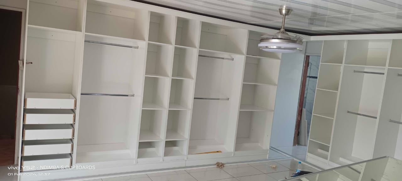 Open wardrobe unit